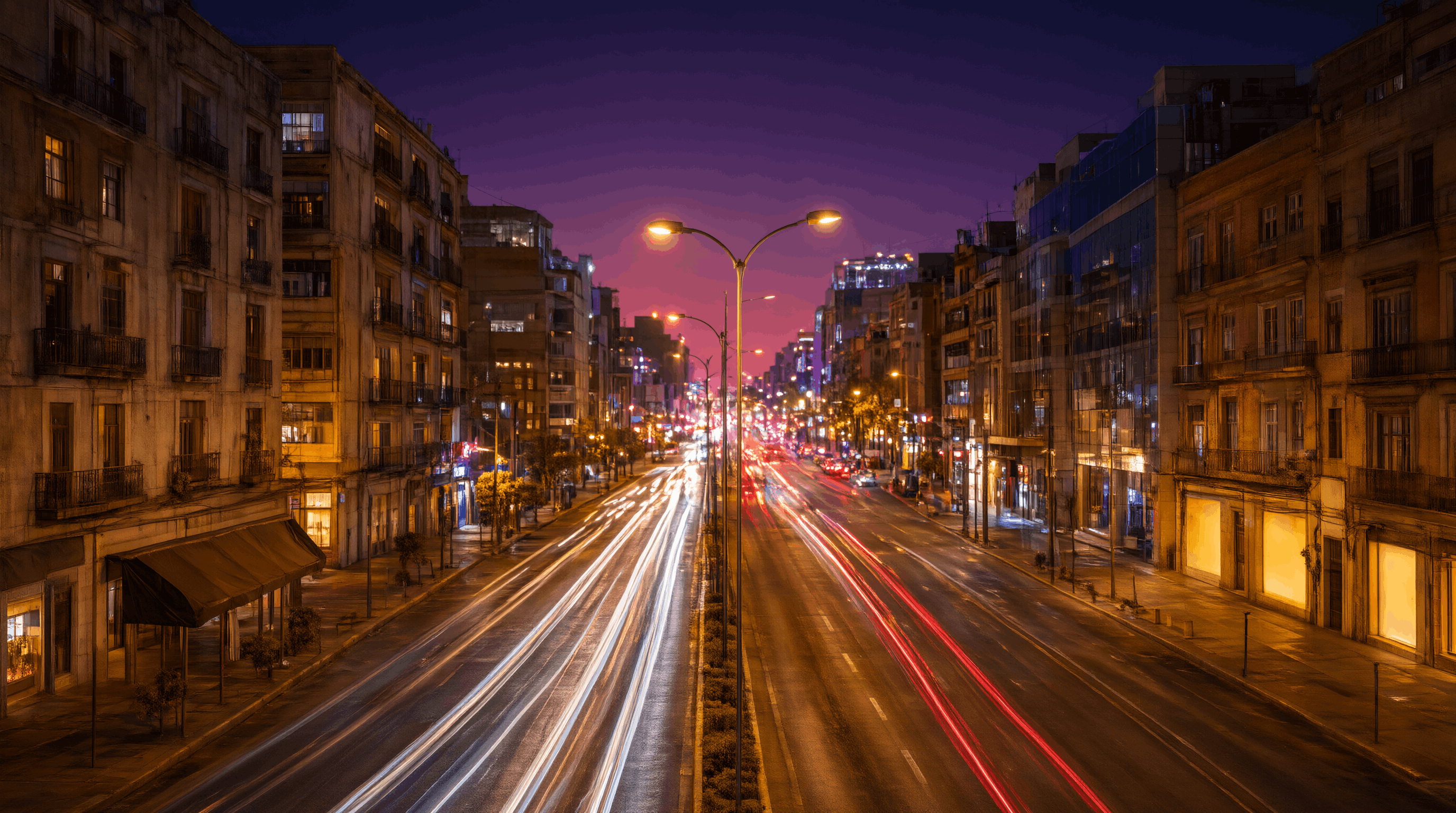 Vista nocturna de avenidas y edificios de la alcaldía Venustiano Carranza con luces de la ciudad